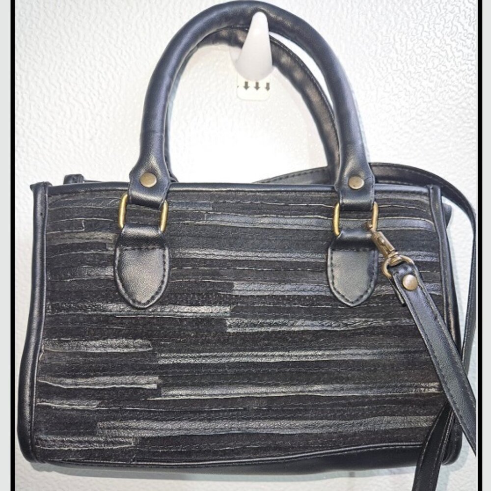 Small hand/shoulder black bag, multiple pockets, zip closure